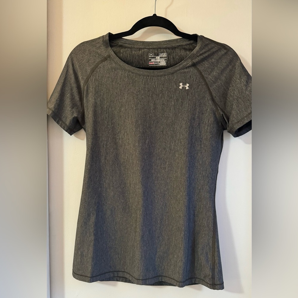 NWOT Under Armour Heather Gray Women's Athletic Top Size Medium